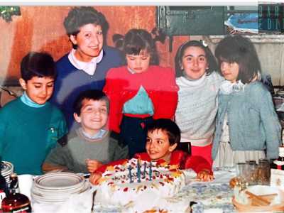 �Quante candeline spente qui e quanti desideri espressi soffiando tra gli applausi dei parenti � ricorda �. Ancora oggi ne sento rimbombare le voci, cosi come riesco a immaginare l�odore di fritto di quando la nonna cucinava all�esterno...